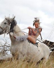 Голая воительница на коне