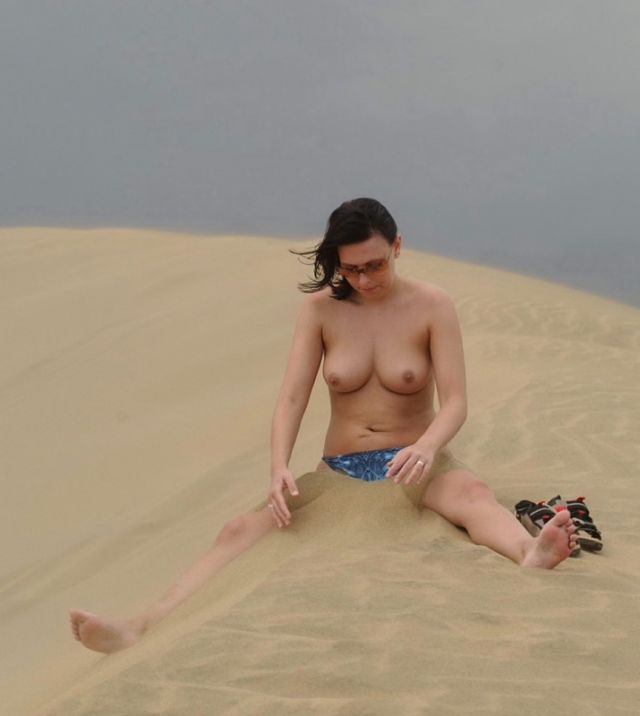 Голая женщина на песке #13