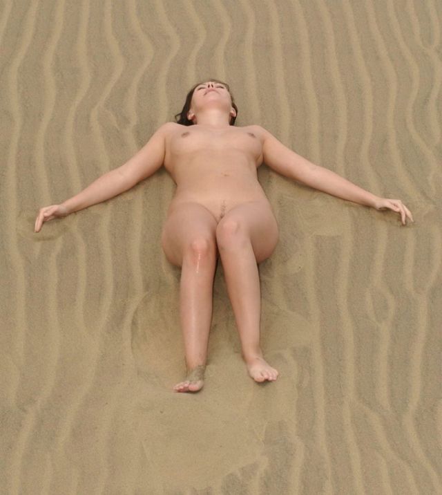 Голая женщина на песке #2