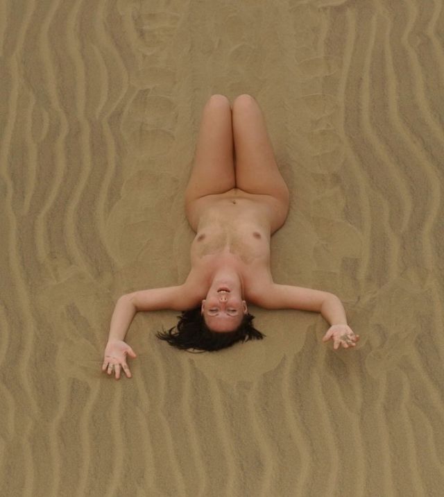 Голая женщина на песке #6