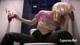 Кадр №5 с порно видео: Два парня имеют девушку из Махачкала в туалете